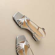 白色编织罗马凉鞋女2024夏季法式平底鞋银色，方头粗跟露趾凉鞋