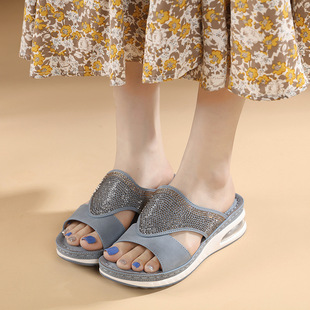 妈妈凉拖鞋女外穿中跟夏季时尚水钻气垫，软底防滑大码坡跟沙滩凉拖