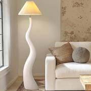 奶油风蘑菇弯曲百褶落地灯，简约立灯法式客厅卧室书房树脂灯具