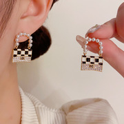 韩式气质优雅独特设计黑白棋盘格包包耳钉轻奢时尚小众设计感耳环