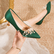 绿色婚鞋结婚新娘中式秀禾鞋，水钻花朵绸缎，单鞋尖头小跟细跟高跟鞋