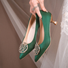 红色婚鞋女细跟中跟尖头高跟鞋珍珠圆扣绿色，新娘鞋配秀禾服的单鞋