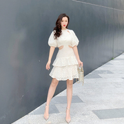 澳洲潮牌2019春夏蕾丝拼接白色性感镂空泡泡袖修身度假连衣裙
