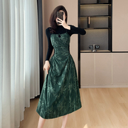 复古高级感气质墨绿色印花吊带打底收腰显瘦连衣裙子秋冬女装
