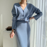 韩国chic秋冬气质v领麻花纹，针织开衫毛衣+高腰包(高腰包)臀半身裙两件套装