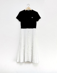 圣迪折扣女装 夏季黑白撞色字母印胶贴布创意拼接压褶短袖连衣裙
