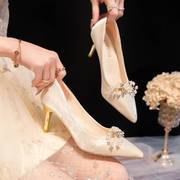 2024主婚纱白色尖头高跟鞋新娘鞋外穿不累脚法式珍珠鞋花装饰细跟