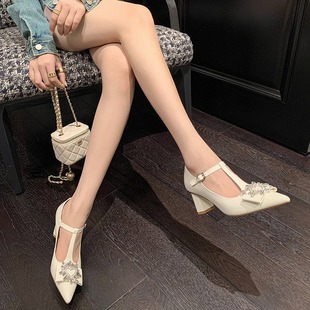 白色玛丽珍鞋2023尖头粗跟T型带水钻扣高跟鞋法式气质单鞋女