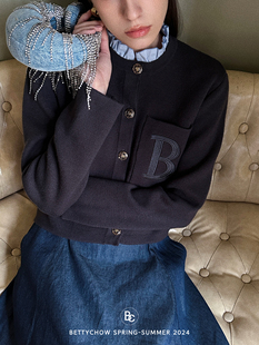 Bettychow 英伦荷叶边领口蓝黑色刺绣羊毛开衫法式时髦慵懒毛衫