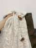 秋冬季燕麦色牛角扣麻花针织，毛衣女(毛，衣女)2023韩系宽松软糯开衫外套