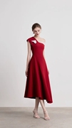 越南设计师小众气质斜肩撞色红色结婚小礼服女年会，宴会显瘦连衣裙