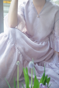 兰奕屋语原创设计 淡紫色v领荷叶边宽松连衣裙 质感纹理喇叭袖春