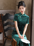 民国风旗袍复古2024年丝绒，绿色弹性新中式，老上海日常可穿盘扣