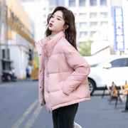 今年流行的粉色羽绒服女短款2023冬季韩版休闲时尚面包服外套