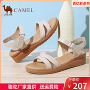 骆驼2024夏季妈妈凉鞋，女真皮平底舒适软底中老年妈妈坡跟凉鞋