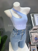 daisyjing2024夏装不规则设计感个性，小吊带背心修身显瘦斜肩t恤女