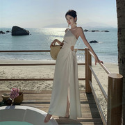 三亚海边度假女神穿搭沙滩裙女法式小众设计感镂空斜肩吊带连衣裙