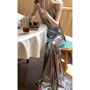 commonin0120液态银，吊带裙小众高级感金属光泽长款连衣裙女