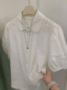 今年流行设计感白色，蕾丝镂空衬衫小个子娃娃，领短款泡泡袖上衣