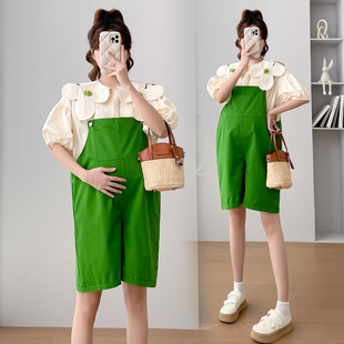 孕妇套装夏季韩版减龄绿色牛仔背带短裤加杏色花朵衬衫两件套外穿