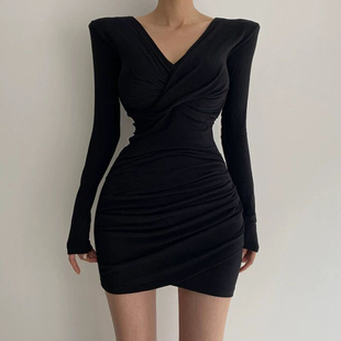 韩版长袖连衣裙女内搭收腰，2023秋冬性感，修身包臀短裙打底黑色