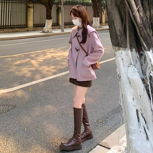 韩系紫色牛角扣短款毛呢外套，女秋冬小个子娃娃，领减龄设计感大衣