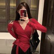 不规则性感大v领红色长袖t恤女秋冬韩版修身辣妹收腰绑带上衣