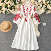 波西米亚民族风刺绣花朵圆领，灯笼袖褶皱，宽松显瘦百搭长裙连衣裙女