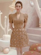 越南小众v领棕色立体镂空泡泡，短袖珍珠扣修身显瘦减龄连衣裙短裙