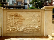 砂岩浮雕背景墙石雕壁画迎客松，山水浮雕沙雕壁饰松鹤图