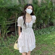 辣妹风漏后背蝴蝶结碎花连衣裙女法式夏季收腰显瘦甜美蛋糕短裙子