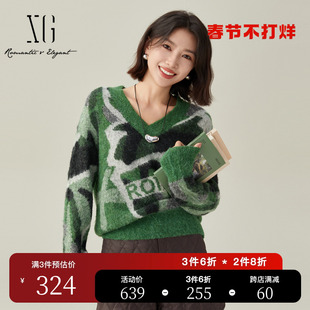 XG雪歌字母绣花设计长袖毛衣2023冬季V领设计绿色羊毛衫女装