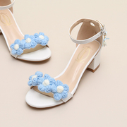 蓝色毛线花朵一字式腕带白色皮面露脚趾粗跟高跟鞋甜美少女凉鞋夏