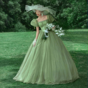 影楼主题服装情侣写真，摄影礼服外景拍照绿色，泡泡袖长拖尾婚纱