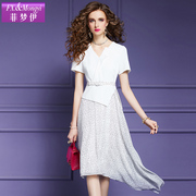 菲梦伊白色雪纺连衣裙女夏季设计感时尚，收腰拼接不规则波点裙