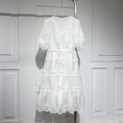 v领灯笼袖时尚，设计感拼接蕾丝连衣裙夏季白色，收腰显瘦中长裙