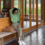 绿色长袖v领针织衫，女2023秋季设计感条纹，单排扣开衫