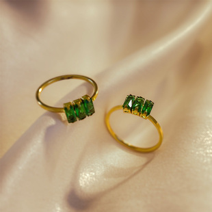 高级感祖母绿戒指女轻奢钛钢不掉色镶嵌人工锆石气质时尚饰品