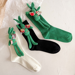 原创时尚绿色刺绣兔子玩偶中筒袜子韩国竖纹显瘦黑色JK潮流堆堆袜