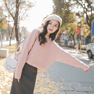 很仙的毛衣女(毛衣女，)韩版圆领慵懒风套头，宽松针织衫粉色秋冬麻花上衣