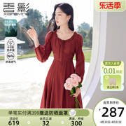 香影酒红色连衣裙，女2024春季法式复古抽褶高腰花边圆领长袖裙