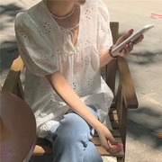 chic蕾丝镂空v领衬衫，女夏季设计感女小众泡泡，袖娃娃衫中长款上衣