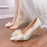 白色绸缎婚鞋新娘鞋秀禾主婚纱两穿高跟鞋细跟宴会礼服小众高级感