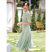 绿色真丝连衣裙设计感小众2024夏季气质高级短袖碎花茶歇裙
