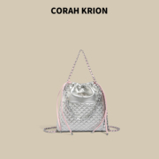 CorahKrion小众设计银色单肩斜跨上课高级质感辣妹撞色斜跨双肩包