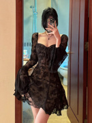 法式纯欲风气质黑色蕾丝方领连衣裙，女春季设计感喇叭长袖收腰短裙