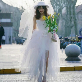法式旅拍轻婚纱超仙浪漫花朵小众高端抹胸新娘迎宾礼服白色蓬蓬裙