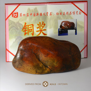城池里自收藏仅展示8公斤新疆和田玉大红袍聚红皮原石获奖籽料