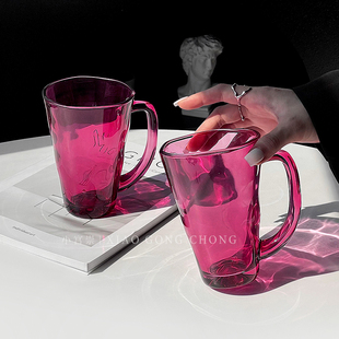 高颜值玫红色玻璃杯小众，设计水杯女家用高级感带把牛奶杯子咖啡杯