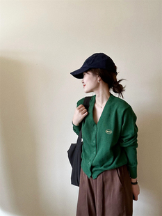 此外韩版宽松v领针织开衫女秋季学院风，简约绿色高级感毛衣潮